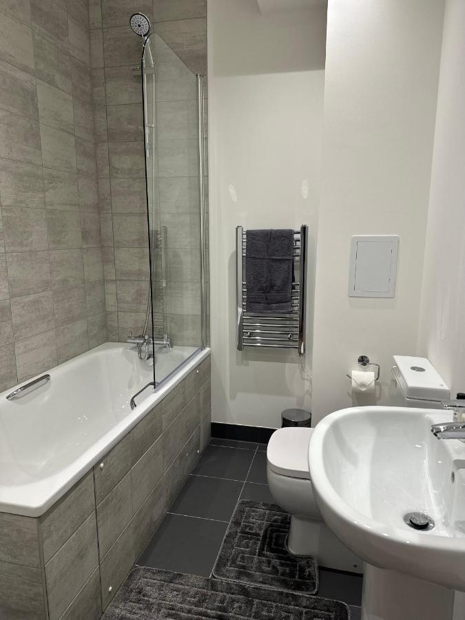 Sleek & Stylish Apartment By Dh Aparthotels Peterborough Exterior photo